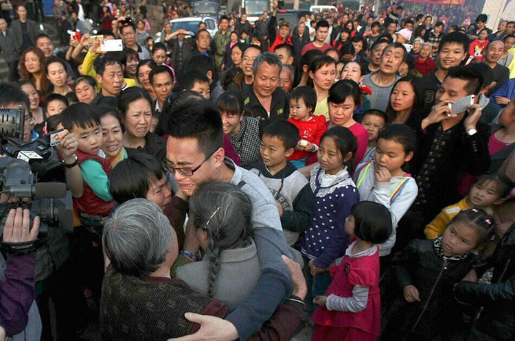 枣庄4岁男孩被拐 26年后母子终团聚感动全村 